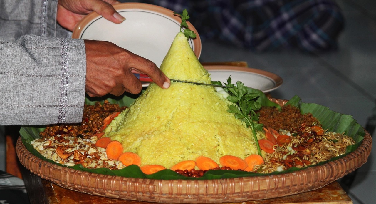tumpeng, traditional food, indonesian food, banyumas, indonesia